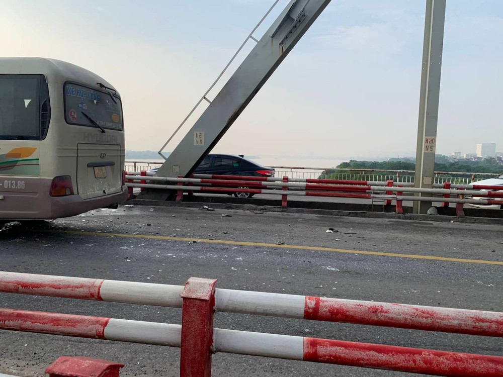 Hà Nội: Tai nạn giao thông nghiêm trọng, 5 ô tô đâm nhau trên cầu Chương Dương - Ảnh 2.