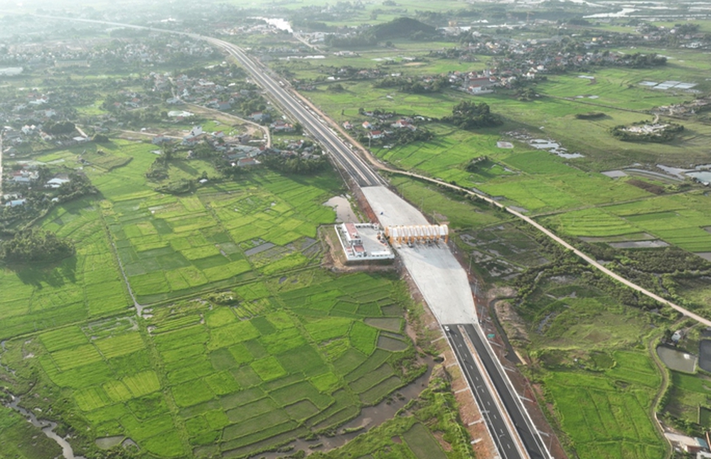 Vì sao cao tốc Hạ Long - Móng Cái dài 176 km hiện chưa có cây xăng, trạm dừng nghỉ? - Ảnh 1.