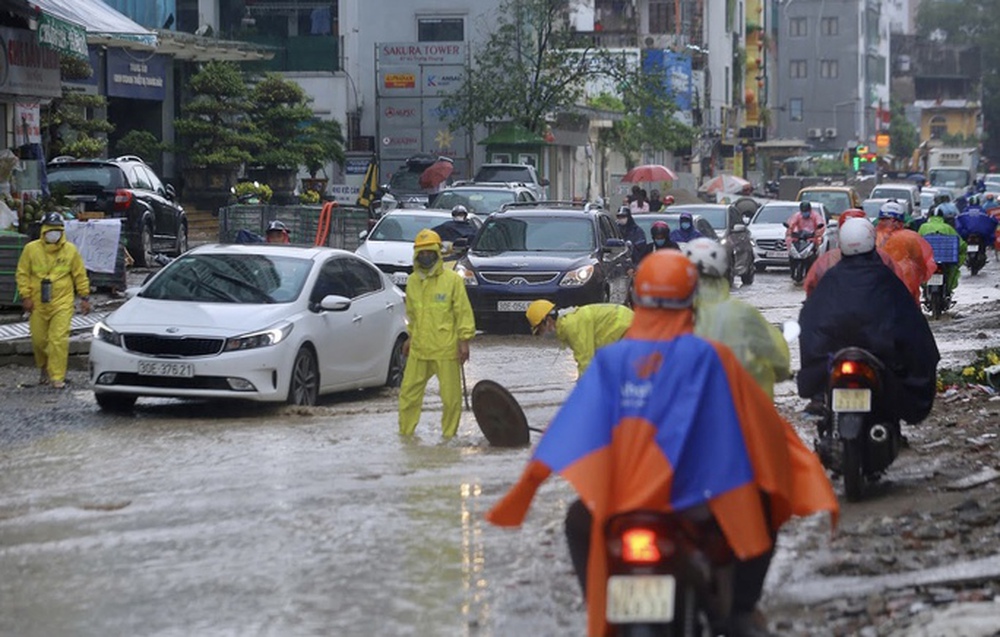 Hà Nội mưa to là ngập, Công ty thoát nước được đề nghị tặng huân chương - Ảnh 1.