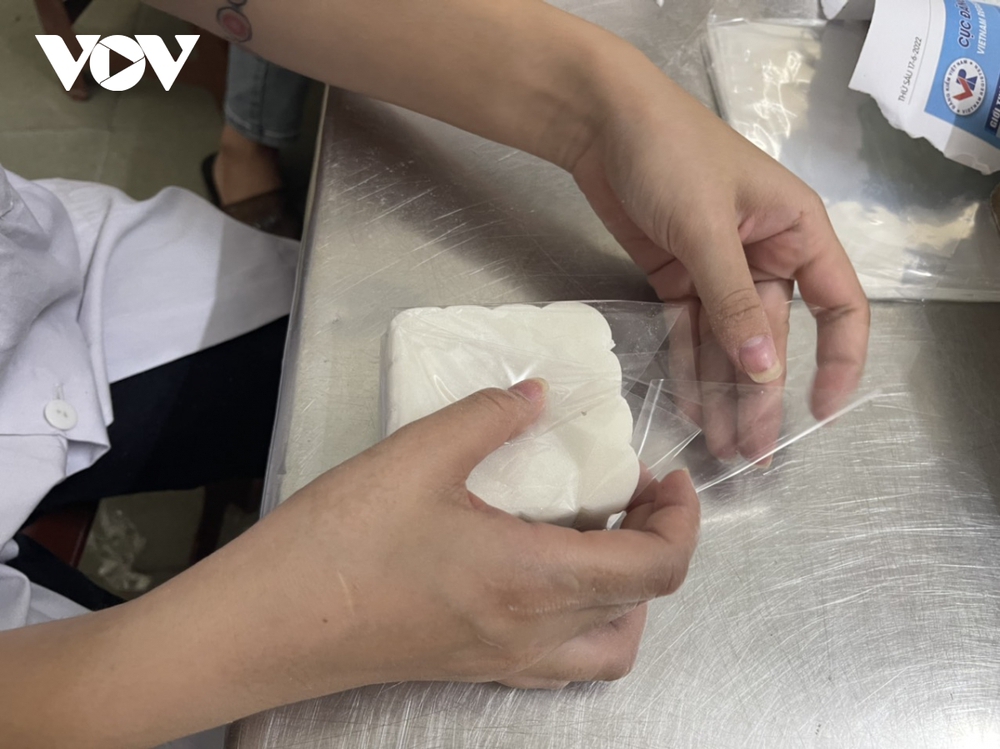 Cận cảnh quy trình làm bánh Trung thu có truyền thống hơn 50 năm - Ảnh 12.