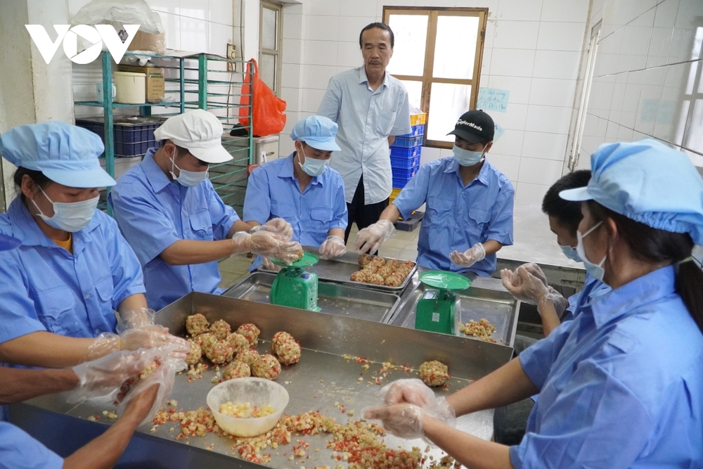 Cận cảnh quy trình làm bánh Trung thu có truyền thống hơn 50 năm - Ảnh 3.