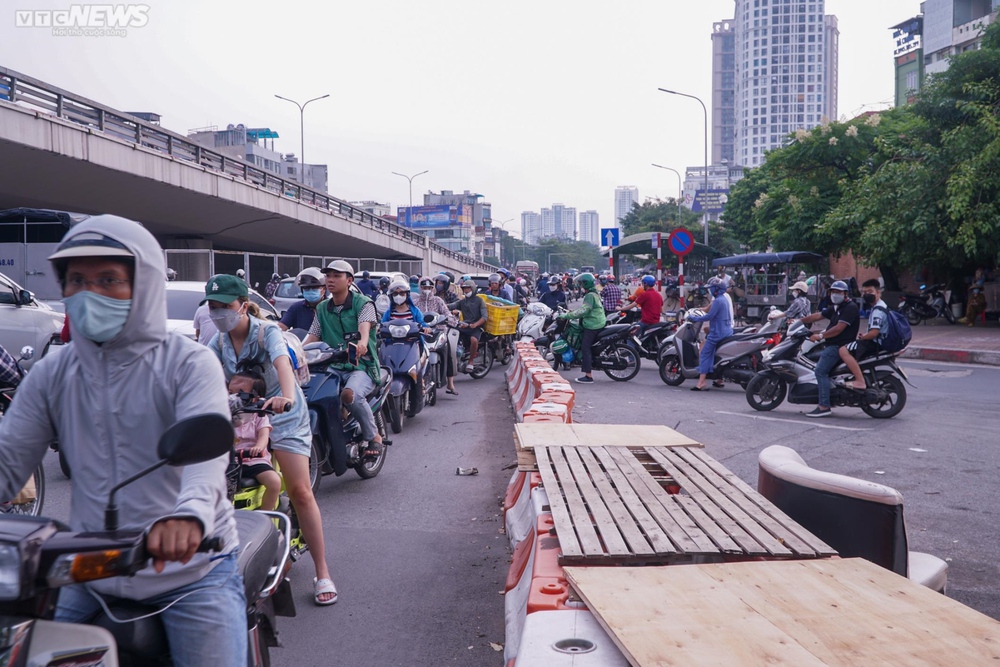 Lái xe máy vô tư đi ngược chiều trước mặt CSGT tại nút giao thông ‘nóng’ Hà Nội - Ảnh 3.