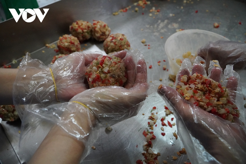 Cận cảnh quy trình làm bánh Trung thu có truyền thống hơn 50 năm - Ảnh 4.