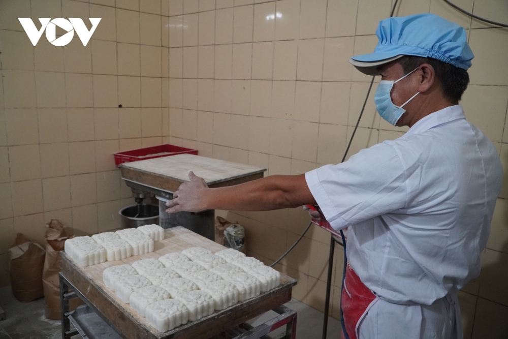 Cận cảnh quy trình làm bánh Trung thu có truyền thống hơn 50 năm - Ảnh 6.