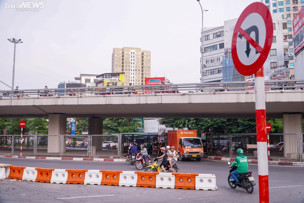 Lái xe máy vô tư đi ngược chiều trước mặt CSGT tại nút giao thông ‘nóng’ Hà Nội - Ảnh 6.