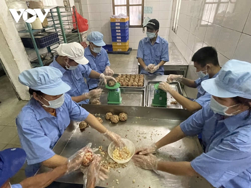 Cận cảnh quy trình làm bánh Trung thu có truyền thống hơn 50 năm - Ảnh 7.