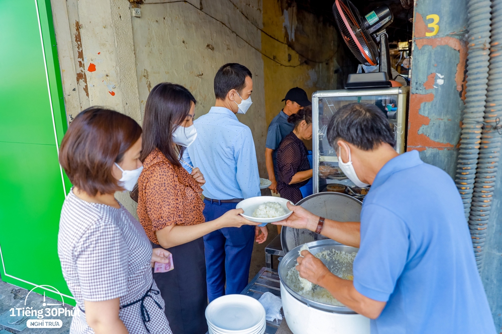 Hai con ngõ được xem là chỗ ăn trưa bí mật của dân văn phòng Tràng Tiền, đến tài xế công nghệ cũng không hề hay biết - Ảnh 9.