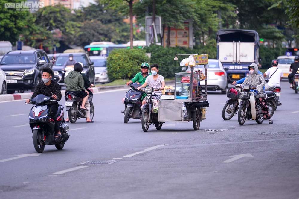 Lái xe máy vô tư đi ngược chiều trước mặt CSGT tại nút giao thông ‘nóng’ Hà Nội - Ảnh 8.