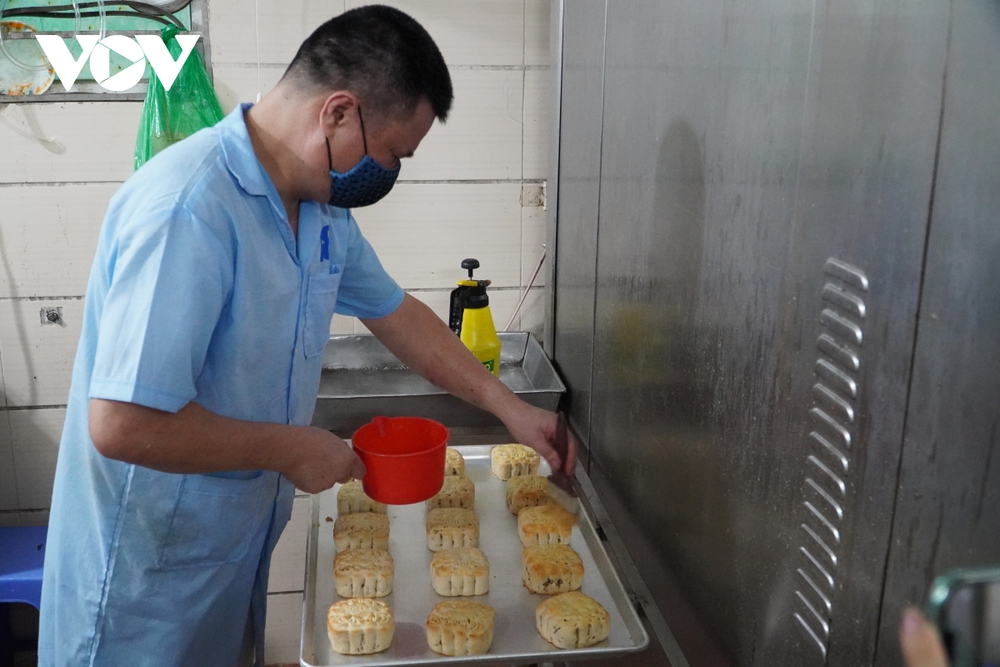 Cận cảnh quy trình làm bánh Trung thu có truyền thống hơn 50 năm - Ảnh 10.