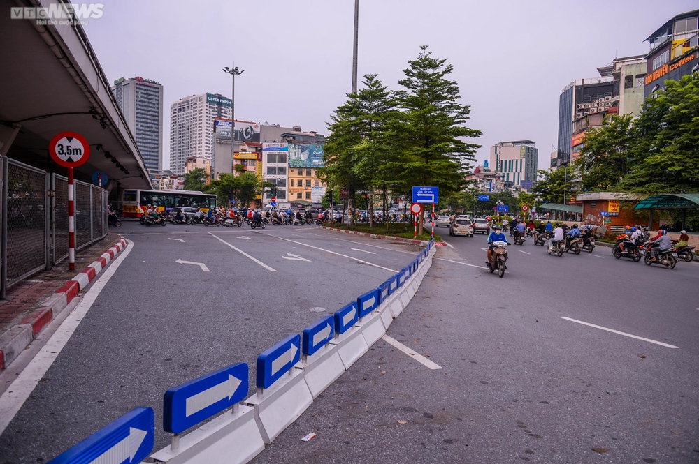 Lái xe máy vô tư đi ngược chiều trước mặt CSGT tại nút giao thông ‘nóng’ Hà Nội - Ảnh 10.