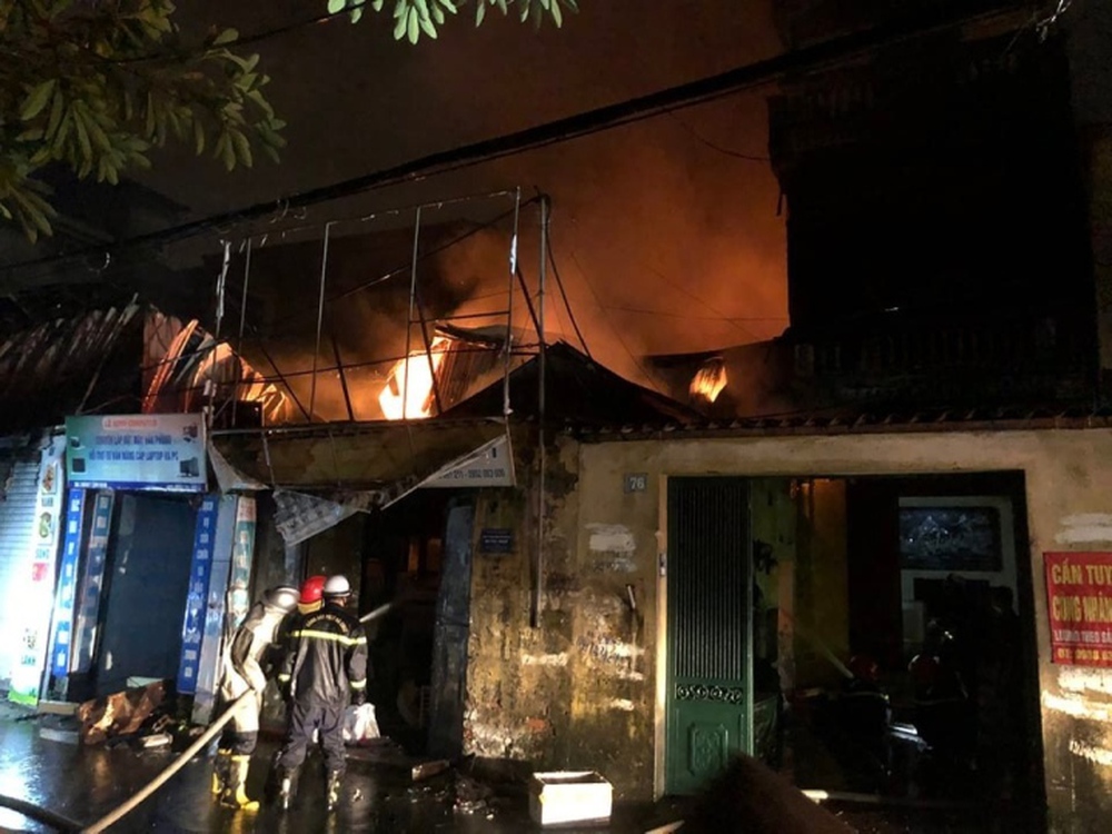 Bốn căn nhà ở Hà Nội bốc cháy lúc rạng sáng - Ảnh 1.