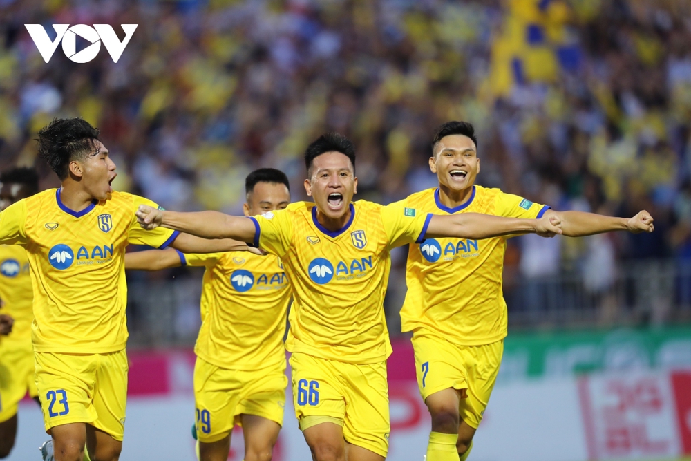 Trực tiếp SLNA 1 - 0 Hà Nội FC: Chảo lửa thành Vinh mở hội - Ảnh 1.