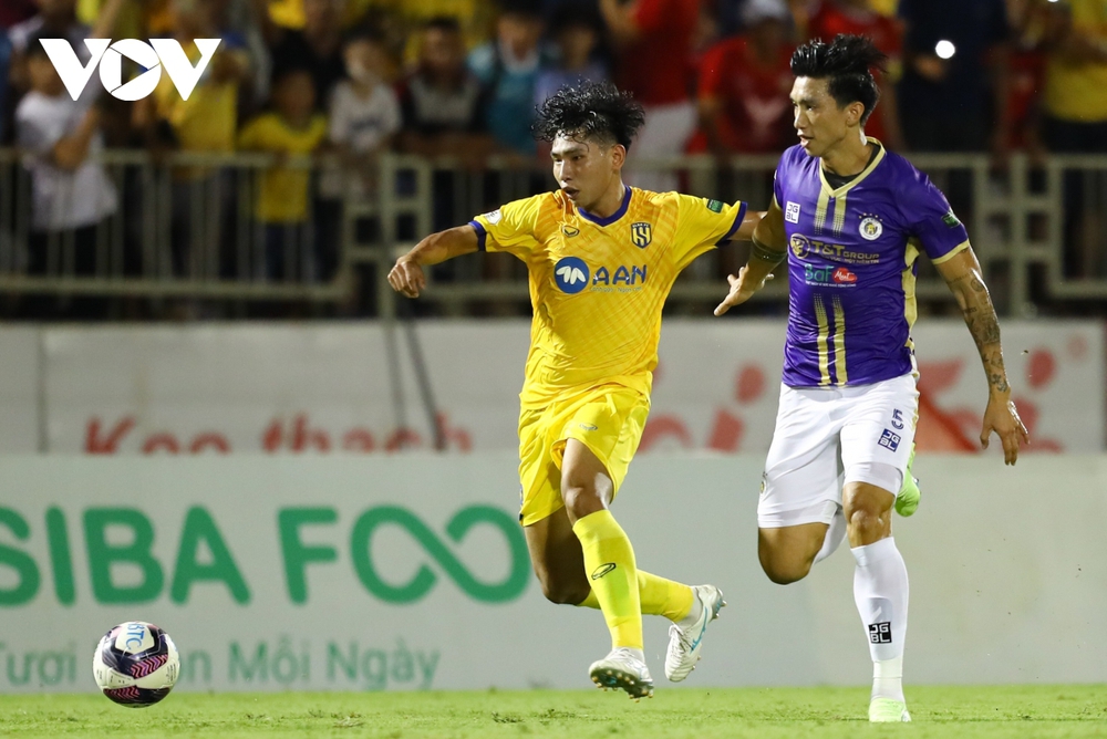 Trực tiếp SLNA 1 - 0 Hà Nội FC: Chảo lửa thành Vinh mở hội - Ảnh 1.