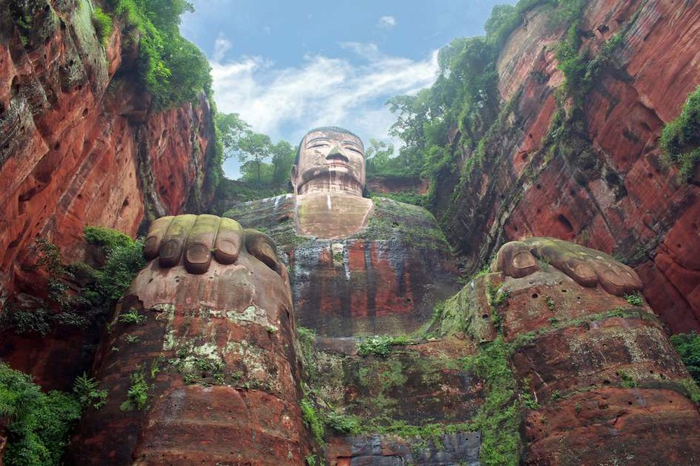Hạn hán nghiêm trọng khiến bức tượng Phật bằng đá lớn nhất thế giới lộ diện hoàn toàn - Ảnh 1.