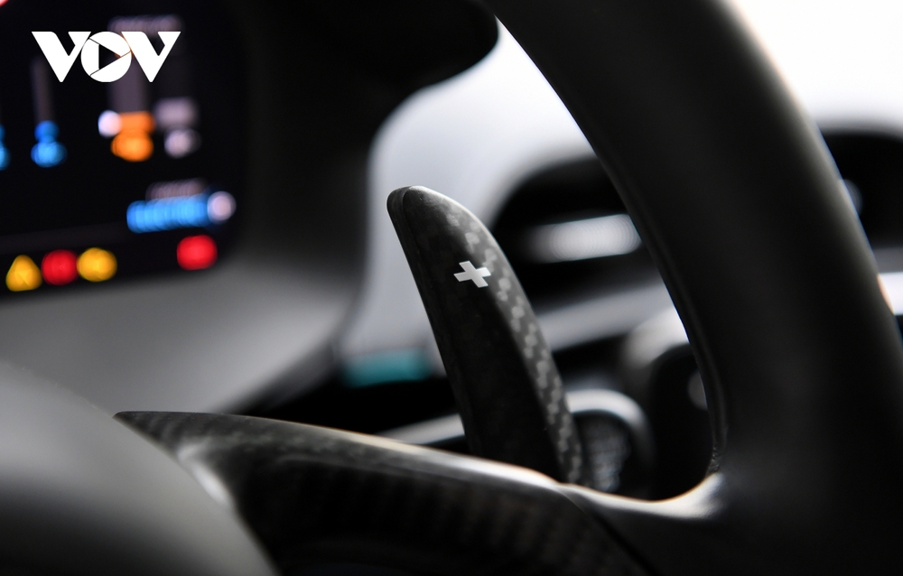 Cận cảnh siêu xe hybrid McLaren Artura giá gần 15 tỷ đồng trên đường phố Hà Nội - Ảnh 16.