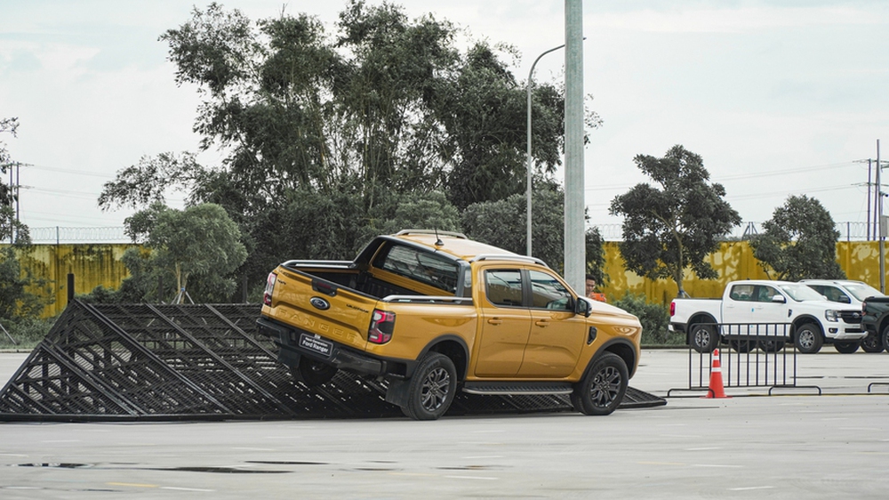 Ford Ranger Wildtrak 2022 giá 965 triệu đồng - Vua bán tải thị uy đối thủ tại Việt Nam - Ảnh 7.