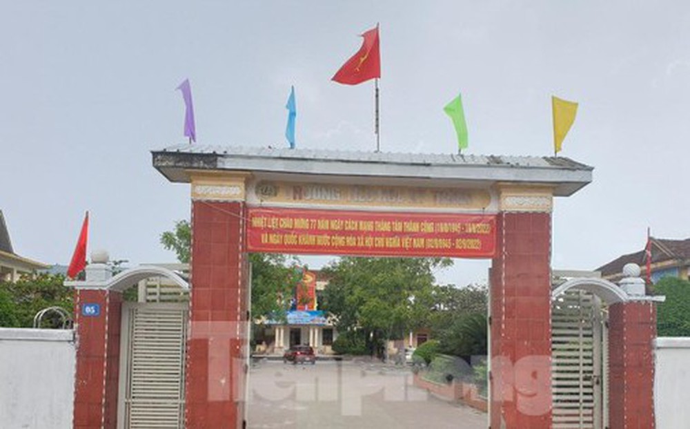 Phụ huynh bức xúc vì học sinh muốn đến trường phải tự bỏ tiền mua bàn ghế?