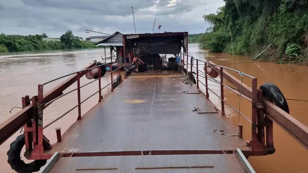 Vụ bé 10 tuổi ôm vô lăng điều khiển phà chở khách qua sông Đồng Nai: Xử phạt chủ phà - Ảnh 1.