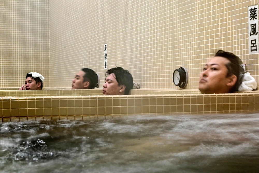 Bên trong những nhà tắm công cộng còn sót lại ở Nhật Bản - Ảnh 2.