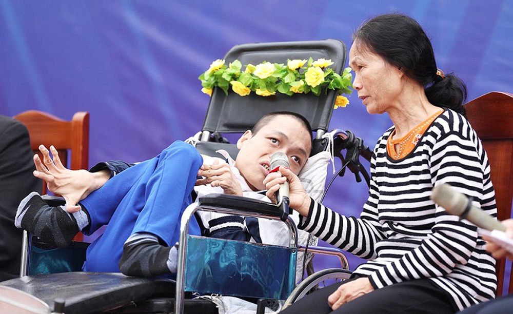 Mẹ già 70 tuổi dùng phương pháp đặc biệt giúp con trai khuyết tật trở thành người hùng - Ảnh 8.