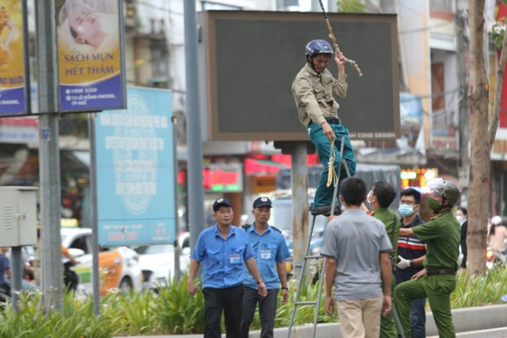  Vì sao chưa khởi tố vụ xả súng cướp tiệm vàng ở Huế?  - Ảnh 2.