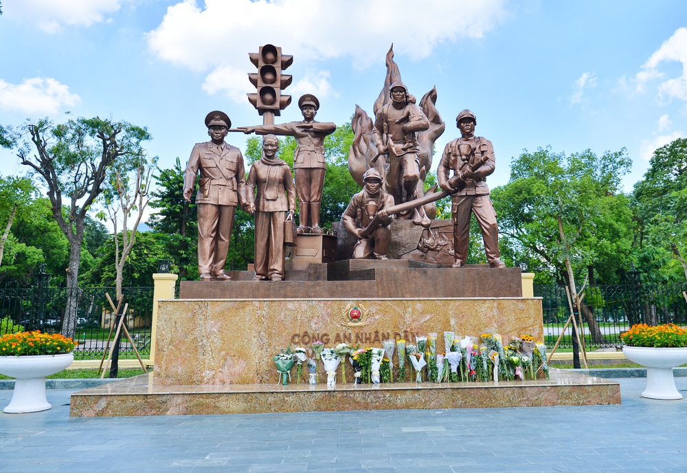 Ảnh, clip: Người dân Hà Nội đội nắng đến tượng đài Công an nhân dân đặt hoa tưởng niệm 3 chiến sĩ PCCC hy sinh - Ảnh 2.