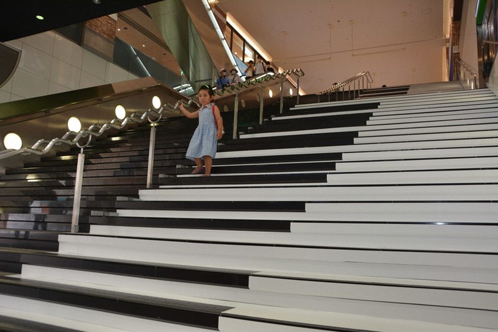 Độc đáo cầu thang piano tại nhà ga ở Nhật Bản - Ảnh 1.
