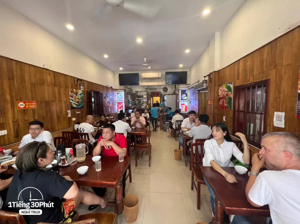 Hàng cơm trưa ở phố cổ Hà Nội toàn phục vụ “dân công sở hạng sang”, đến người nước ngoài cũng biết và tần suất ăn chung cùng người nổi tiếng rất cao - Ảnh 15.
