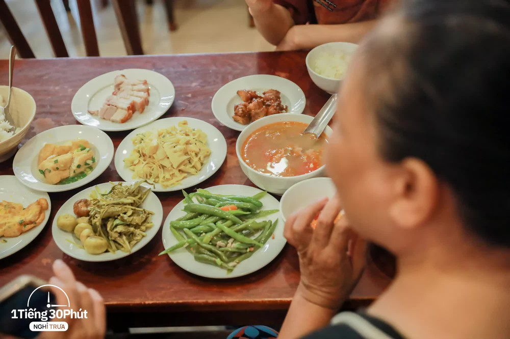 Hàng cơm trưa ở phố cổ Hà Nội toàn phục vụ “dân công sở hạng sang”, đến người nước ngoài cũng biết và tần suất ăn chung cùng người nổi tiếng rất cao - Ảnh 19.