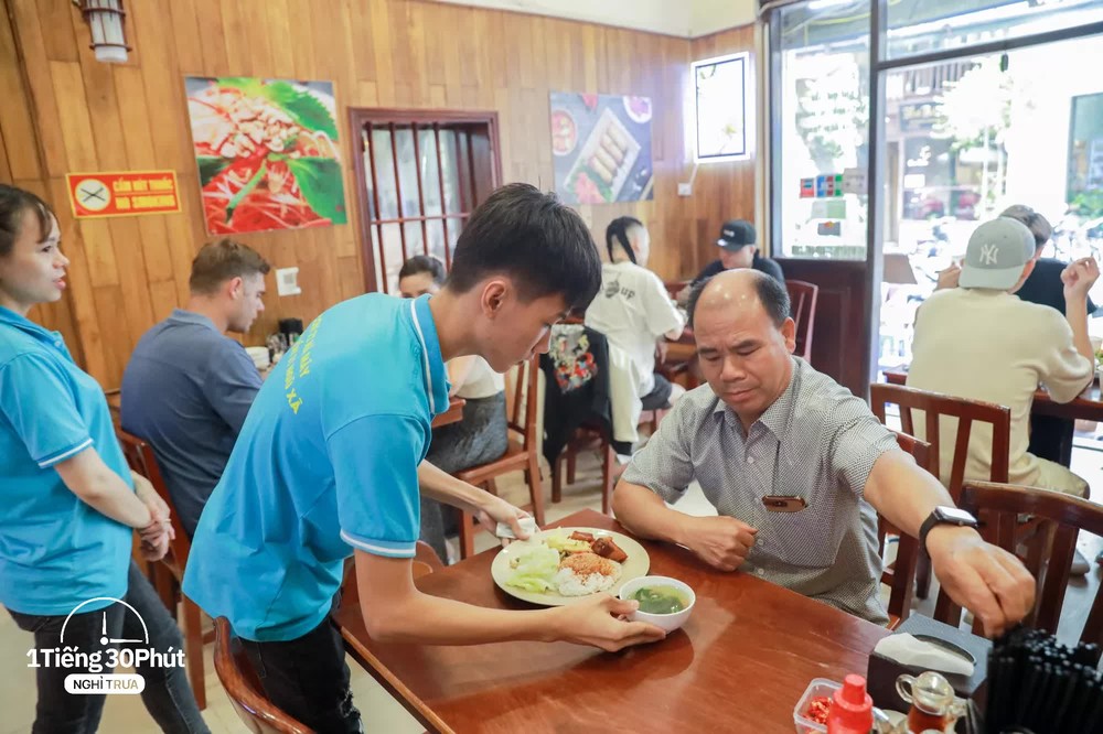 Hàng cơm trưa ở phố cổ Hà Nội toàn phục vụ “dân công sở hạng sang”, đến người nước ngoài cũng biết và tần suất ăn chung cùng người nổi tiếng rất cao - Ảnh 20.