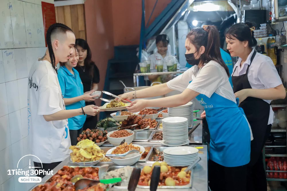 Hàng cơm trưa ở phố cổ Hà Nội toàn phục vụ “dân công sở hạng sang”, đến người nước ngoài cũng biết và tần suất ăn chung cùng người nổi tiếng rất cao - Ảnh 22.