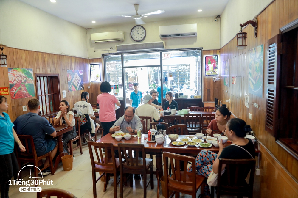 Hàng cơm trưa ở phố cổ Hà Nội toàn phục vụ “dân công sở hạng sang”, đến người nước ngoài cũng biết và tần suất ăn chung cùng người nổi tiếng rất cao - Ảnh 25.