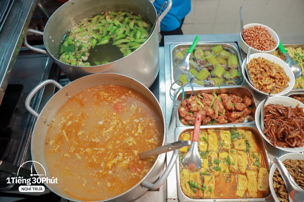 Hàng cơm trưa ở phố cổ Hà Nội toàn phục vụ “dân công sở hạng sang”, đến người nước ngoài cũng biết và tần suất ăn chung cùng người nổi tiếng rất cao - Ảnh 5.