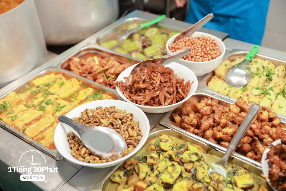 Hàng cơm trưa ở phố cổ Hà Nội toàn phục vụ “dân công sở hạng sang”, đến người nước ngoài cũng biết và tần suất ăn chung cùng người nổi tiếng rất cao - Ảnh 7.