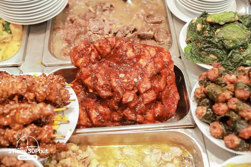 Hàng cơm trưa ở phố cổ Hà Nội toàn phục vụ “dân công sở hạng sang”, đến người nước ngoài cũng biết và tần suất ăn chung cùng người nổi tiếng rất cao - Ảnh 8.