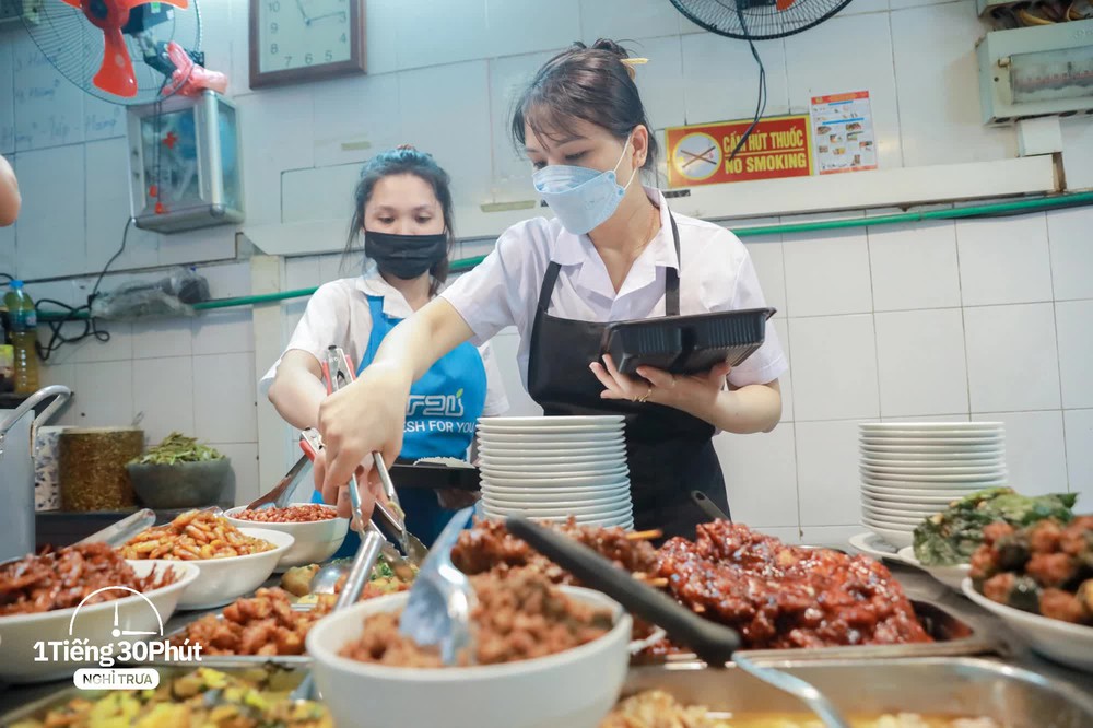 Hàng cơm trưa ở phố cổ Hà Nội toàn phục vụ “dân công sở hạng sang”, đến người nước ngoài cũng biết và tần suất ăn chung cùng người nổi tiếng rất cao - Ảnh 10.