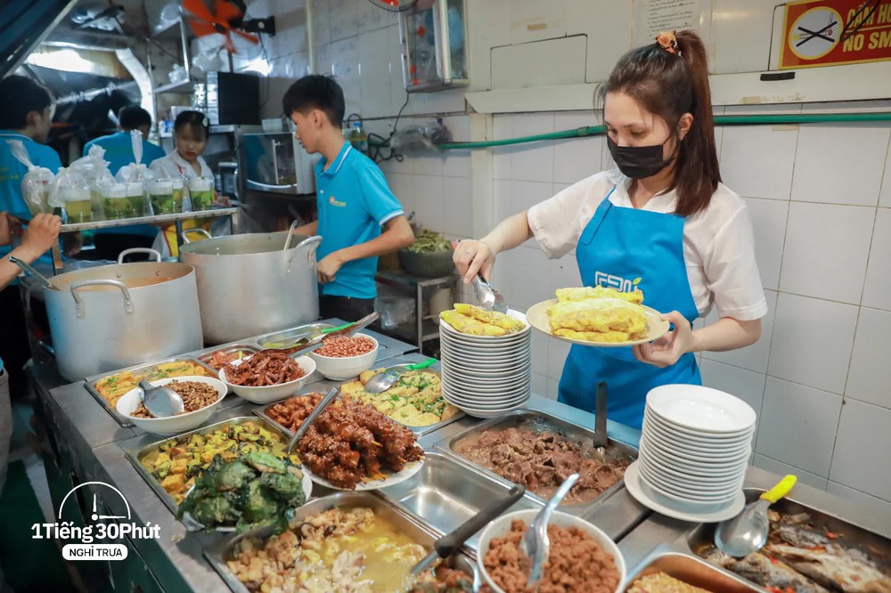 Hàng cơm trưa ở phố cổ Hà Nội toàn phục vụ “dân công sở hạng sang”, đến người nước ngoài cũng biết và tần suất ăn chung cùng người nổi tiếng rất cao - Ảnh 11.