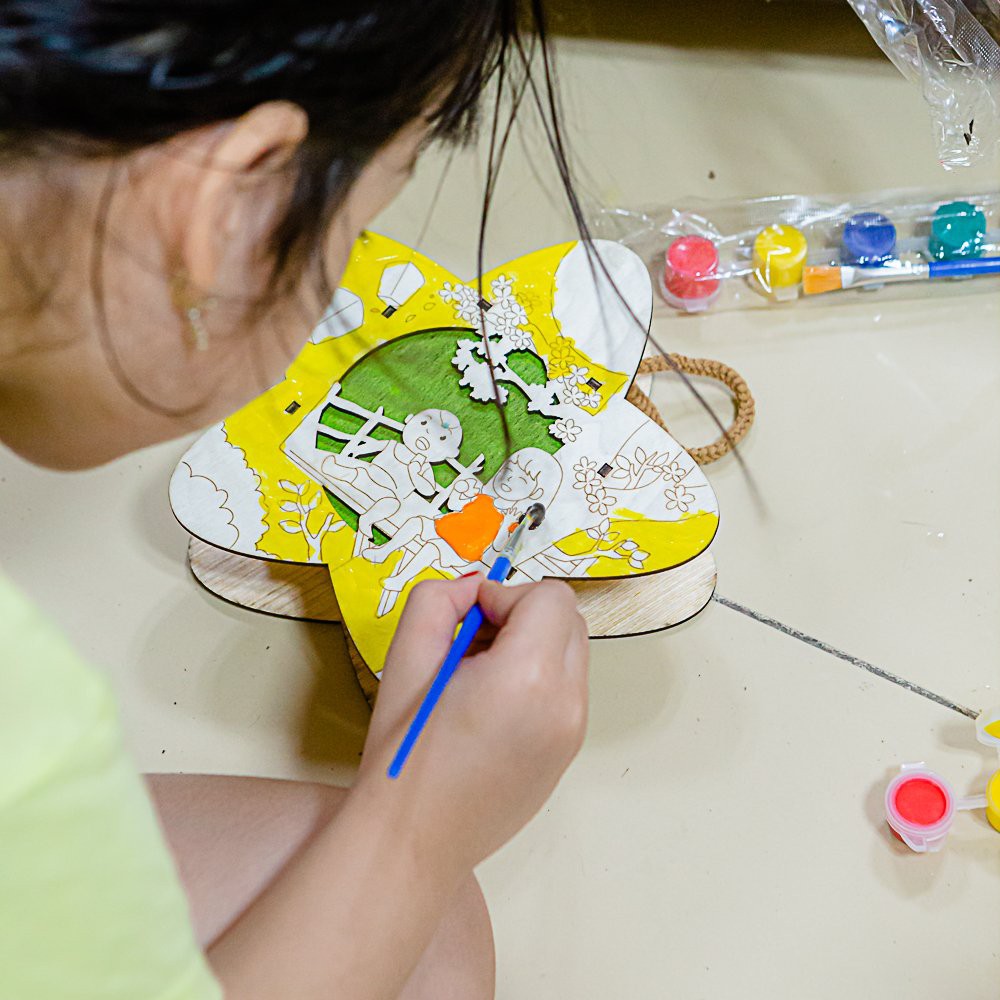 Bên cạnh đèn lồng giấy truyền thống, nổi lên một loại đèn lồng khác dịp Trung thu này: Bền hơn, chắc chắn hơn