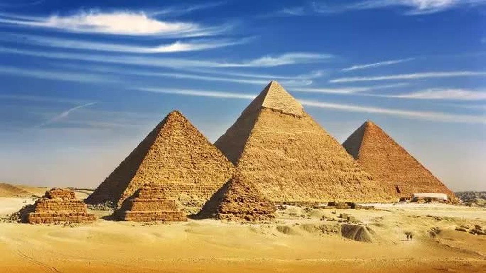 Kim tự tháp Ai Cập mọc bên dòng sông ma - Ảnh 1.