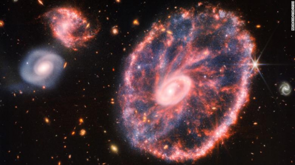 Ngắm nhìn thiên hà hiếm có rực sáng từ kính viễn vọng James Webb - Ảnh 1.