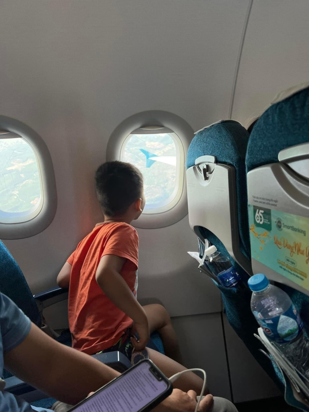 Màn ‘giao dịch’ của cậu bé lần đầu đi máy bay không được ngồi gần cửa sổ gây sốt - Ảnh 2.