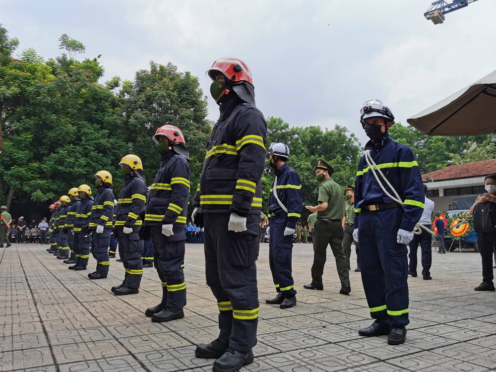 Nhiều người dân đến tưởng niệm, tiễn đưa 3 liệt sĩ hy sinh trong khi cứu hoả - Ảnh 3.