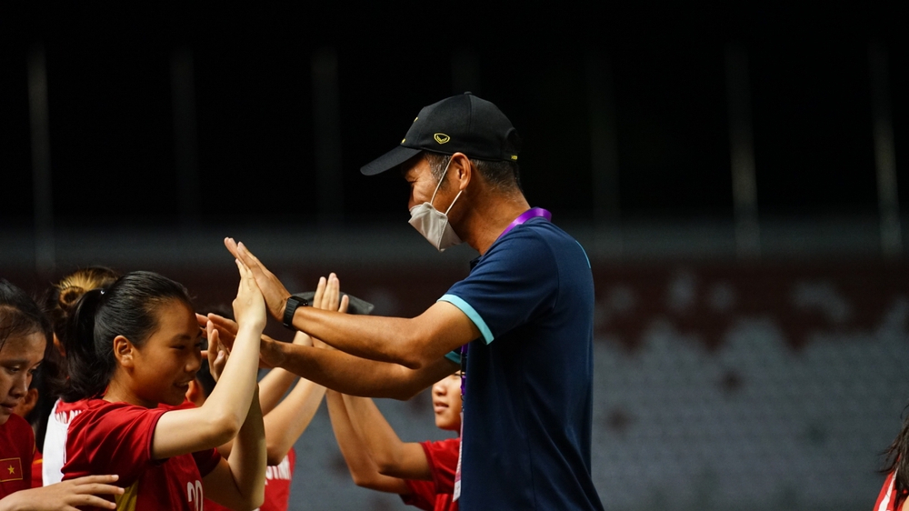 HLV Akira nói điều bất ngờ khi U18 nữ Việt Nam thất bại trước Australia - Ảnh 2.