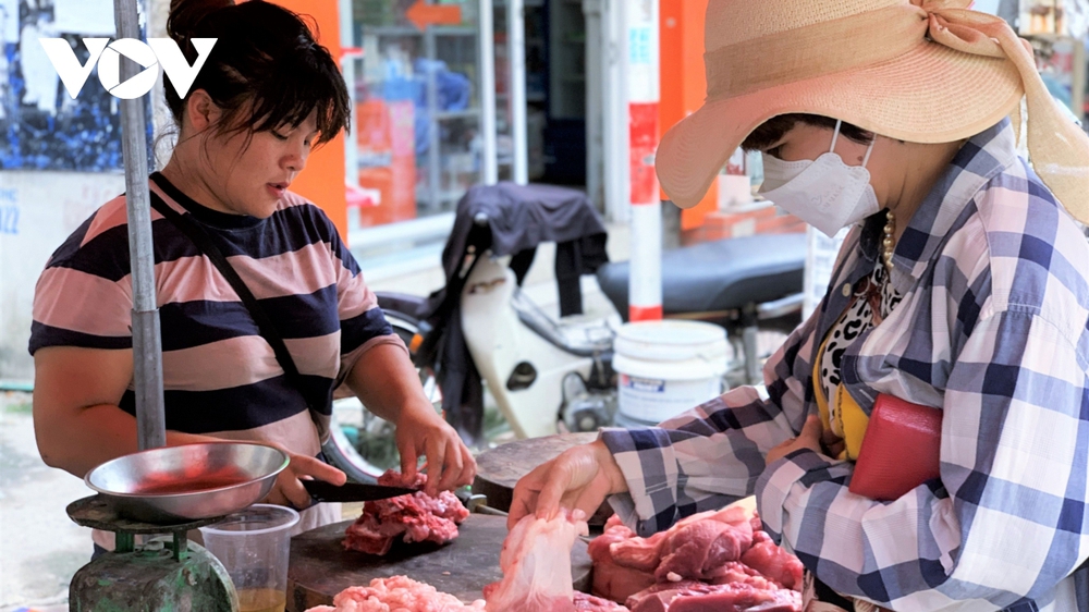 Giá thịt lợn tăng cao, người mua 10.000 đồng cũng bán - Ảnh 2.