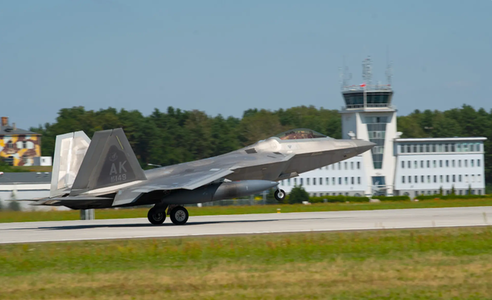 Tiêm kích F-22 của Mỹ đã đến Ba Lan, Mỹ gửi thông điệp mạnh mẽ đến Nga - Ảnh 2.