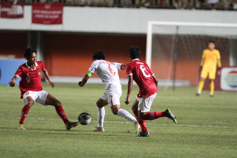 TRỰC TIẾP U16 Việt Nam 0-0 U16 Indonesia: Sức ép khủng khiếp từ chủ nhà - Ảnh 1.