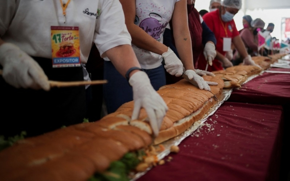 Kỷ lục chiếc bánh mì dài nhất, được làm trong thời gian ngắn nhất thế giới - Ảnh 1.
