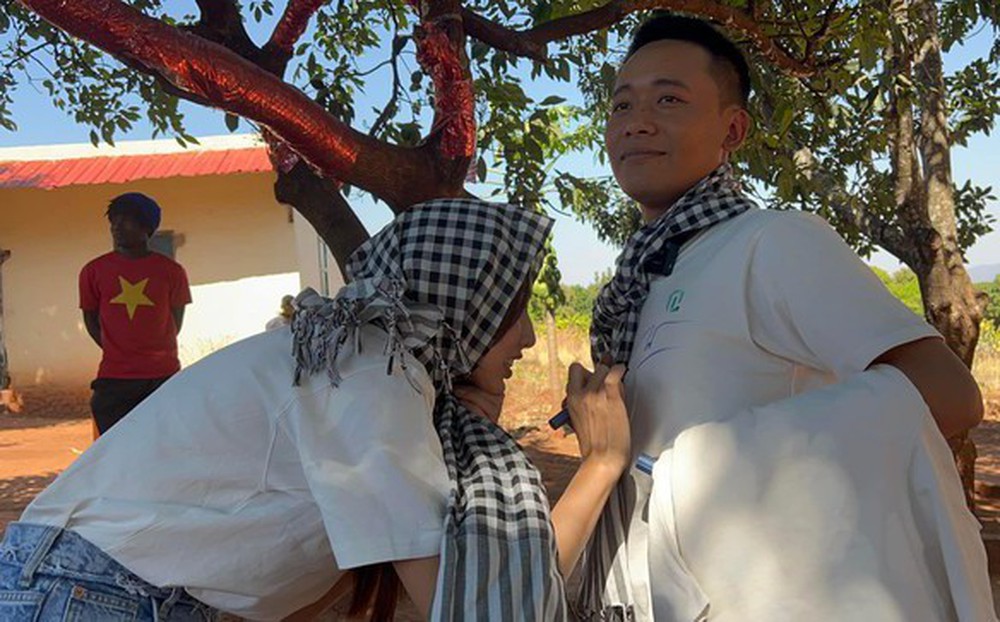 Cuối cùng thì Quang Linh Vlogs đã tìm được cách bảo quản chiếc áo có chữ ký của Thùy Tiên