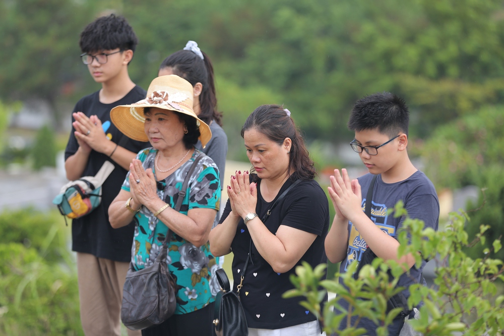 Hàng trăm người dân đội mưa cầu siêu, thả hoa đăng tưởng nhớ ngày Vu Lan báo hiếu - Ảnh 1.