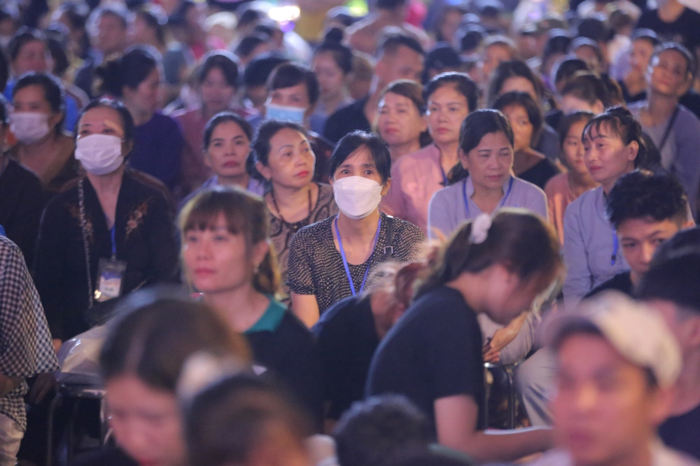 Hàng trăm người dân đội mưa cầu siêu, thả hoa đăng tưởng nhớ ngày Vu Lan báo hiếu - Ảnh 3.